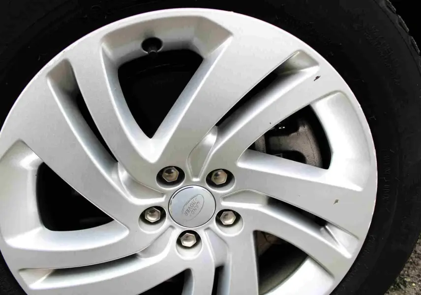 Gros plan sur la jante argentée du Range Rover Evoque 2023 gris métal, version hybride rechargeable.