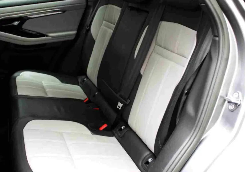 Range Rover Evoque gris métal en 3/4 avant droit, avec calandre noire et plaque "OCCASION" orange visible.