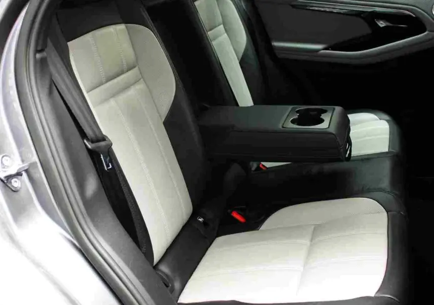 Vue frontale d'un Range Rover Evoque gris métal 2023 avec phares allumés et plaque "OCCASION" visible.