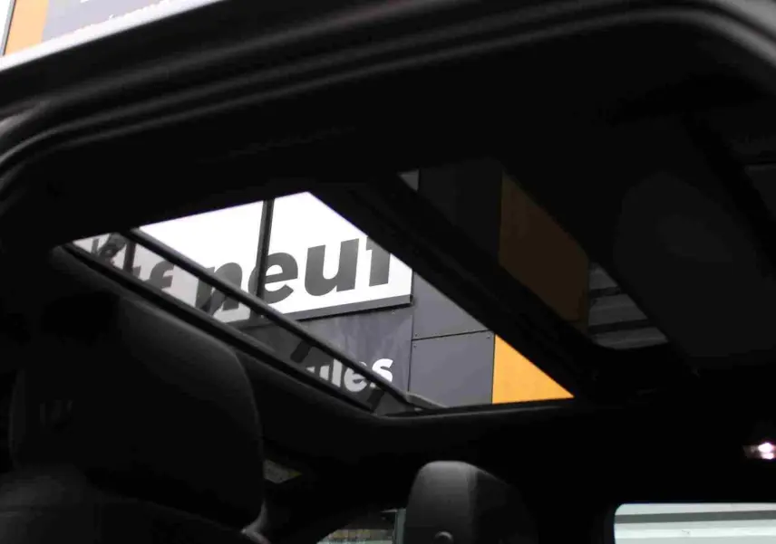 Gros plan sur la roue avant droite gris métal du Range Rover Evoque 2023 avec jante alliage à cinq branches torsadées.