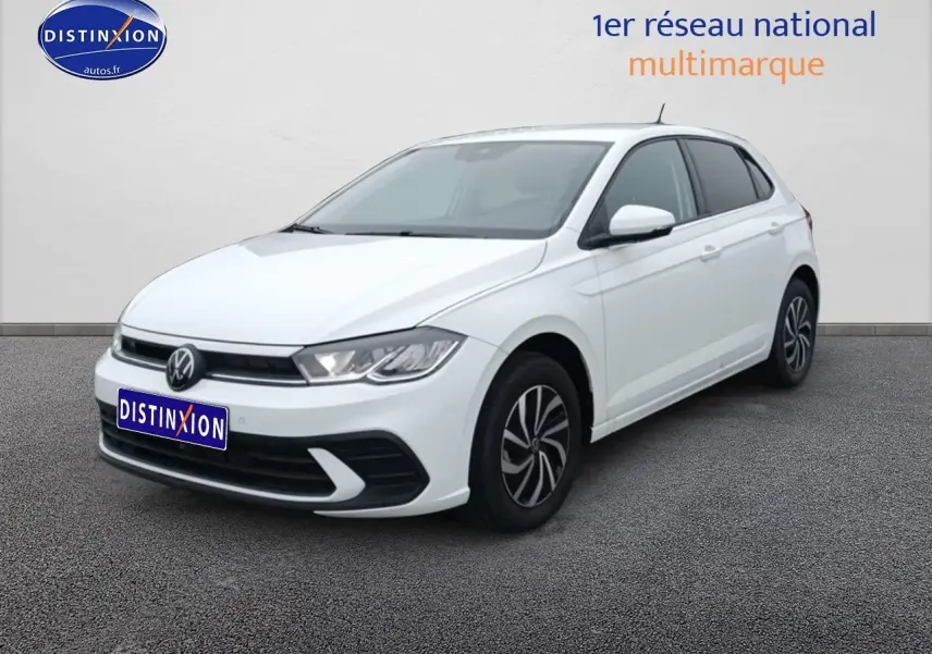 Volkswagen Polo blanc pur vue 3/4 avant droit avec jantes alliage et calandre noire chromée.