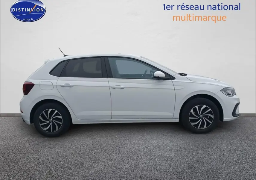 Profil droit d'une Volkswagen Polo blanche 2025 avec jantes alliage et rétroviseurs couleur carrosserie.