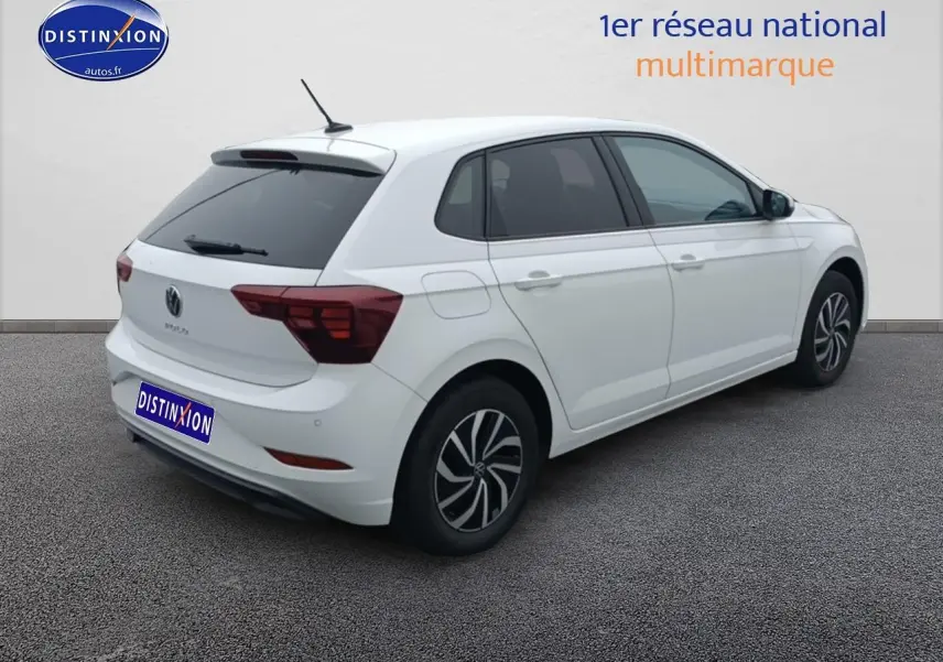 Volkswagen Polo blanc pur vue 3/4 arrière droit avec jantes alliage et vitres surteintées.
