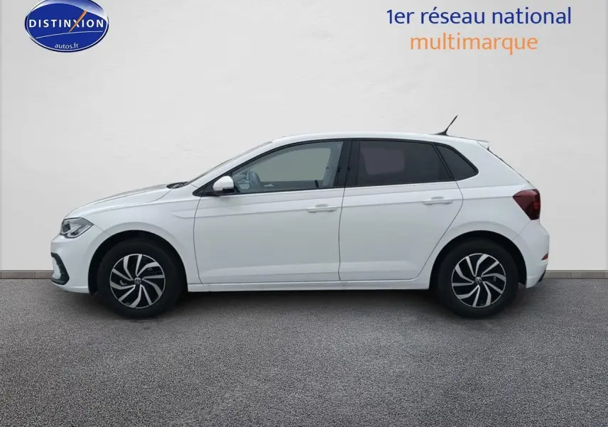 Profil droit d'une Volkswagen Polo blanche pure 2025 avec jantes alliage et vitres arrière surteintées.