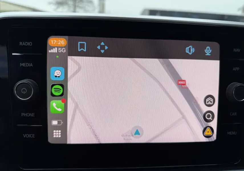 Écran tactile central du Volkswagen T-Roc 2025 affichant la navigation avec interface connectée, vue intérieure.