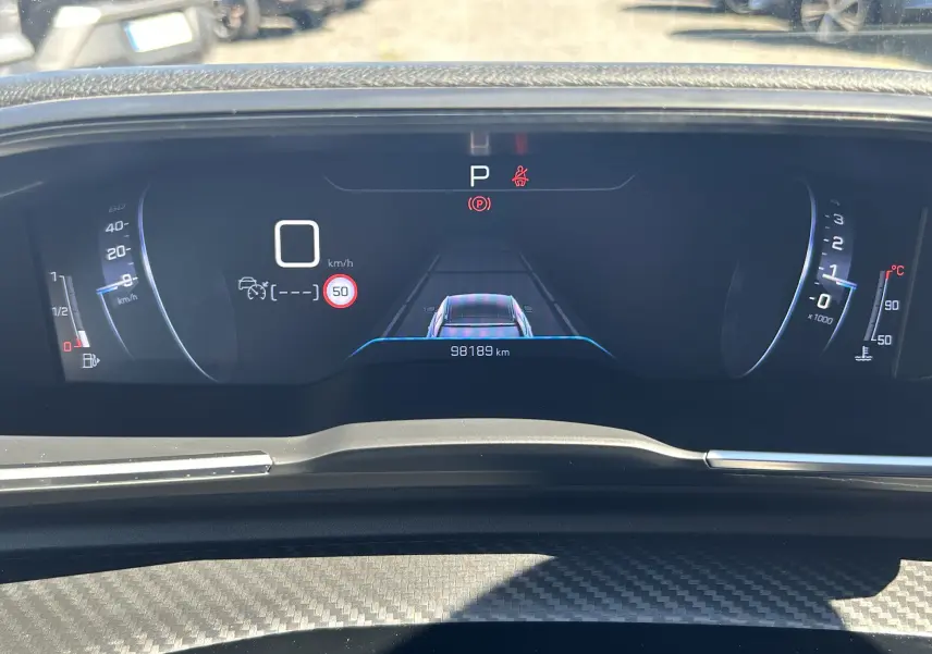 Tableau de bord numérique de Peugeot 508 SW affichant la vitesse à 0 km/h et le kilométrage à 98189 km.