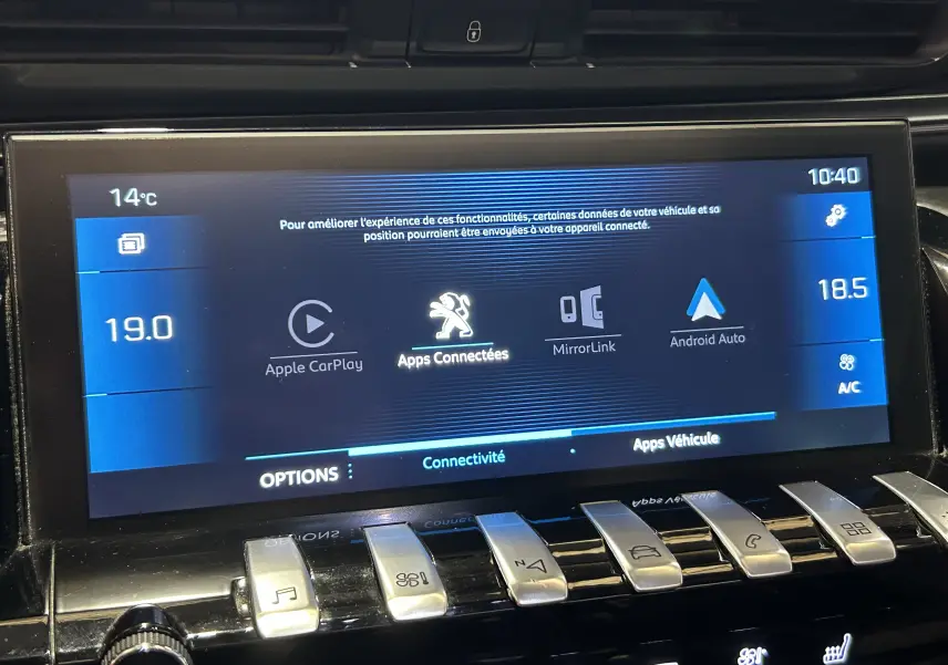 Écran tactile central du tableau de bord de la Peugeot 508 SW, affichant les options Apple CarPlay et Android Auto.