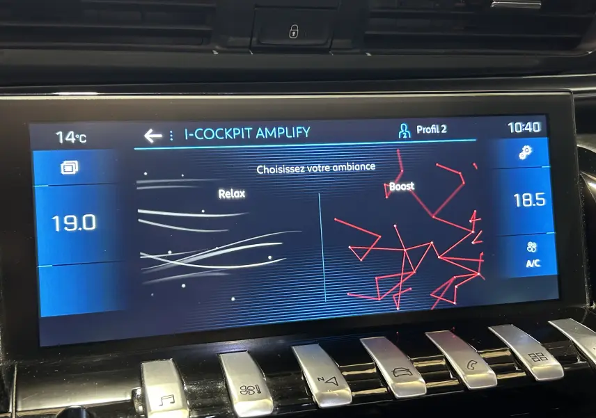 Écran tactile central de la Peugeot 508 SW gris Platinium, affichant le réglage d’ambiance entre Relax et Boost.