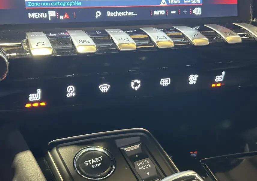 Gros plan sur la console centrale du Peugeot 508 SW gris, montrant les commandes tactiles et le bouton start/stop.
