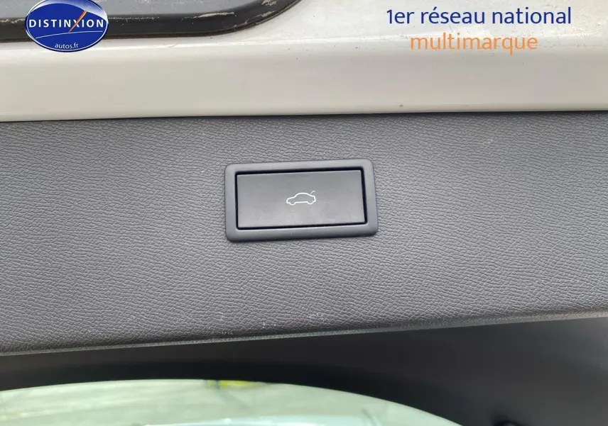 Bouton d'ouverture électrique du hayon sur la garniture intérieure d'un CUPRA Formentor blanc 2023.