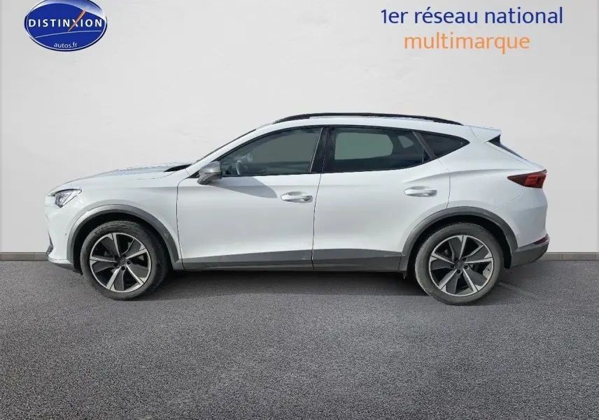 Profil droit du SUV blanc CUPRA Formentor 2023 avec jantes alliage et lignes dynamiques marquées.