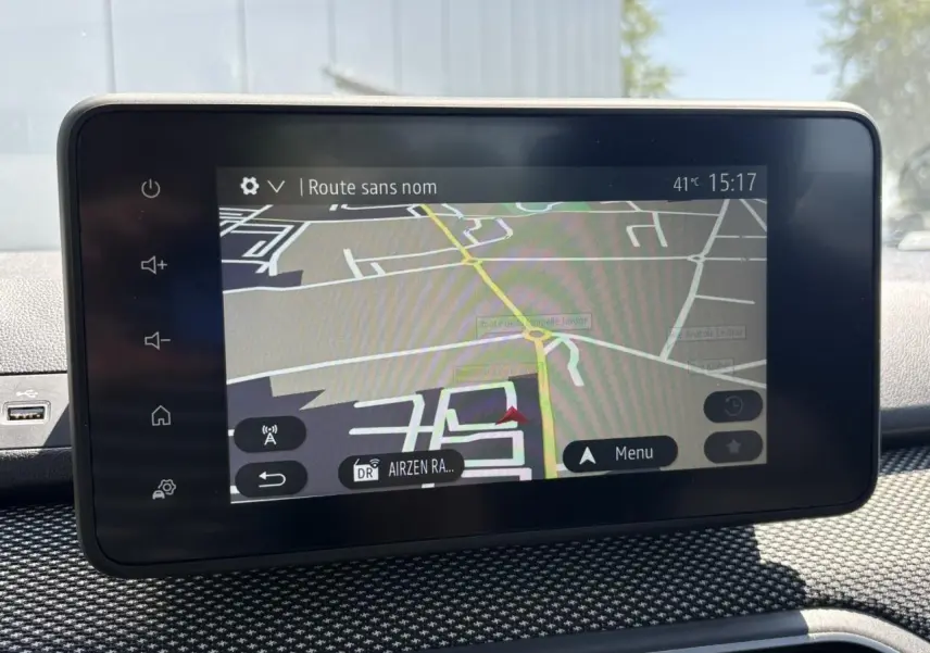 Écran tactile 8 pouces du GPS Dacia Sandero Stepway 2025 affichant une carte de navigation en intérieur.