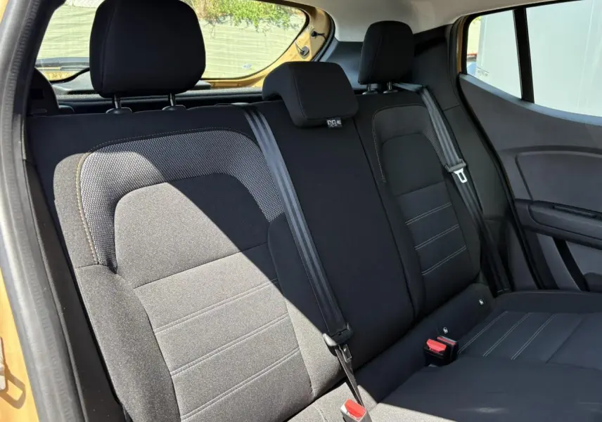 Vue intérieure côté gauche sur la banquette arrière noire du Dacia Sandero Stepway 2025 Beige Safari.