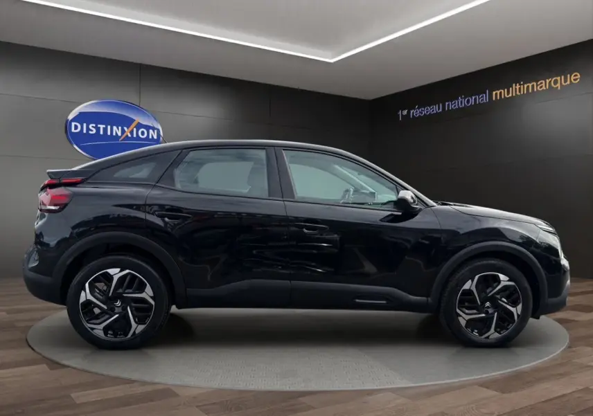 Profil droit d'une Citroën C4 noire 2023 avec jantes alliage et toit légèrement incliné en arrière.