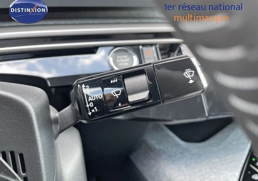 Gros plan sur la commande d'essuie-glace intérieure du Peugeot 3008 Hybrid bleu Ingaro Metal, avec démarrage sans clé visible.