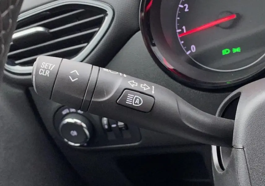 Gros plan sur la manette de clignotants et le compte-tours du tableau de bord intérieur de l'Opel Crossland gris métallisé 2022.