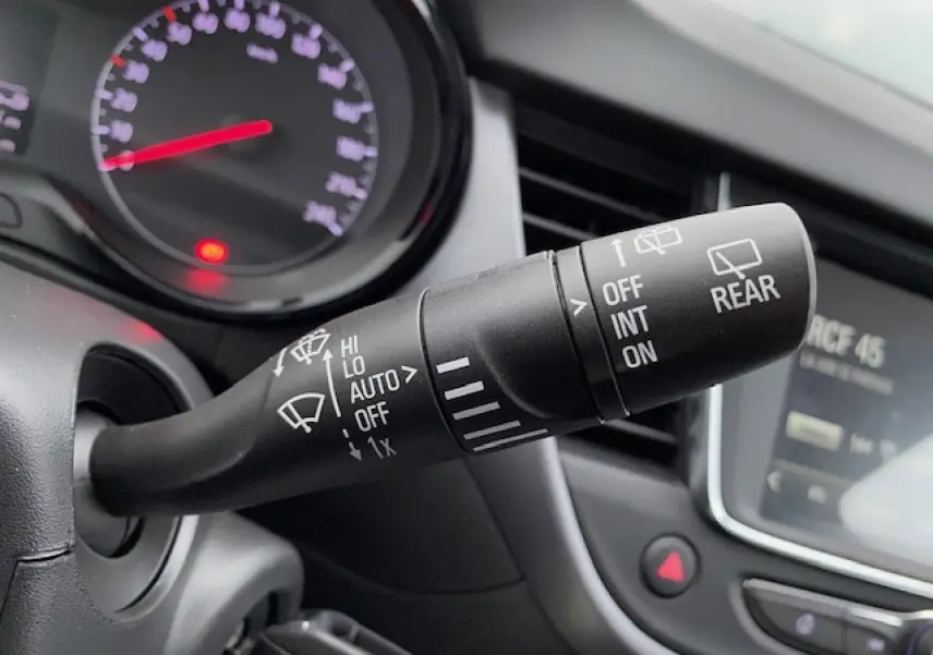 Gros plan sur la commande des essuie-glaces dans l'habitacle d'un Opel Crossland gris métallisé 2022.