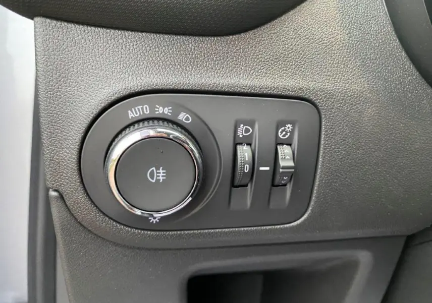 Commande des phares et réglages d'éclairage sur le tableau de bord intérieur de l'Opel Crossland gris métallisé.