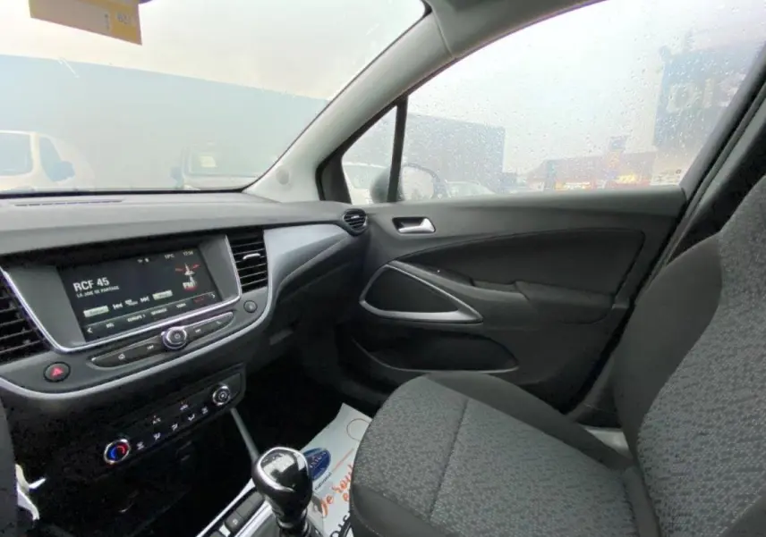 Intérieur de l'Opel Crossland gris métallisé, vue côté passager montrant la console centrale et l'écran tactile.