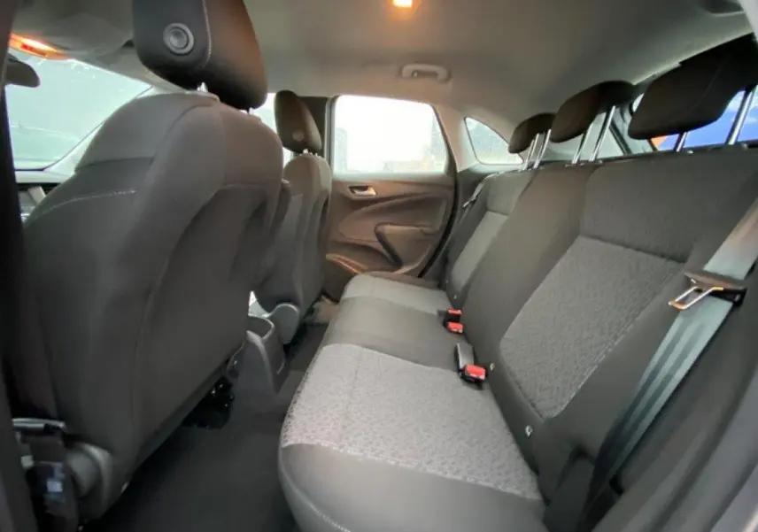 Vue intérieure arrière droite de l'Opel Crossland 2022, montrant les sièges arrière en tissu gris et noir.