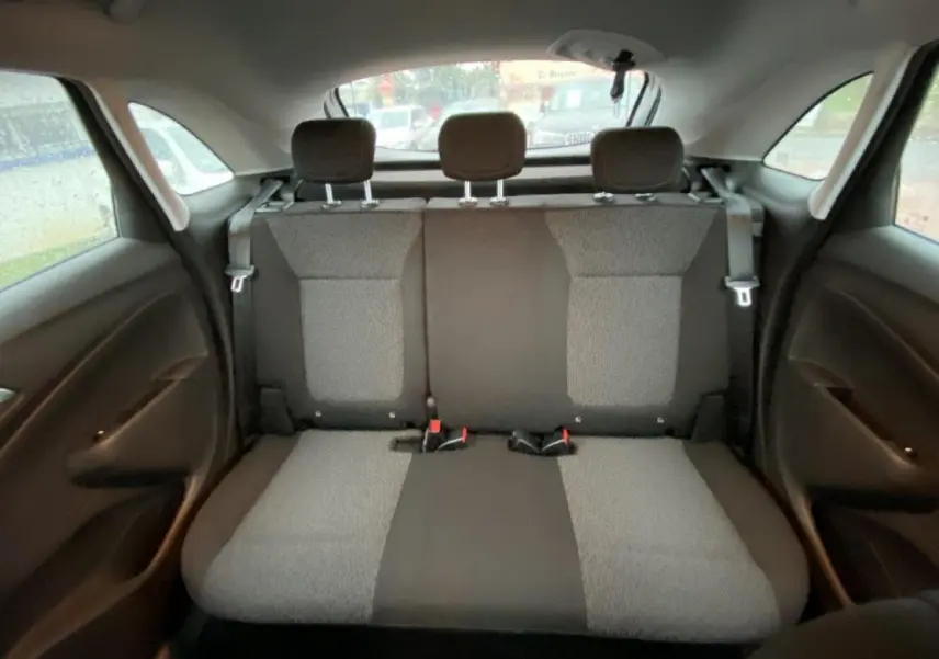 Banquette arrière en tissu gris et noir de l'Opel Crossland 2022, vue de l'intérieur vers l'arrière du véhicule.