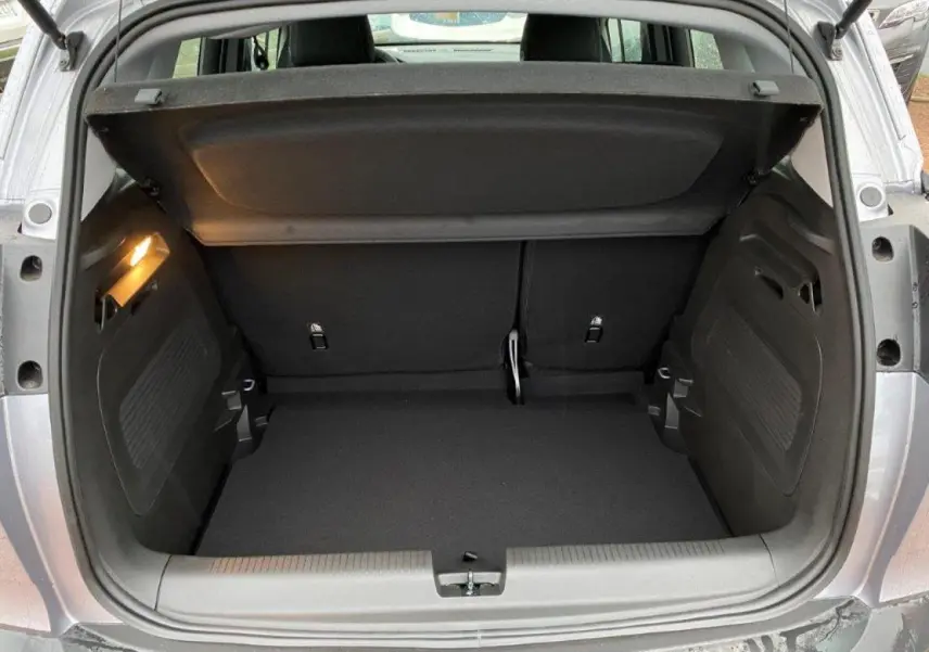 Coffre ouvert de l'Opel Crossland gris métallisé 2022, vue arrière montrant l'espace de chargement vide et l'éclairage intérieur.