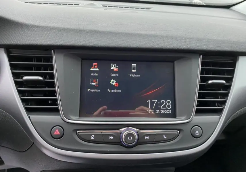 Écran tactile central de l’Opel Crossland gris métallisé 2022 affichant les options audio et téléphone.
