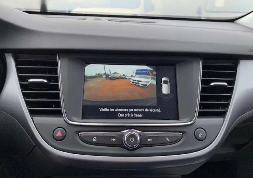 Écran central de l’Opel Crossland 2022 affichant la caméra de recul avec vue arrière et capteurs de proximité.