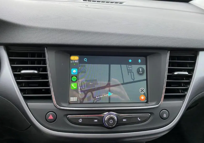 Vue rapprochée de l'écran tactile multimédia 7 pouces de l'Opel Crossland gris métallisé avec navigation affichée.