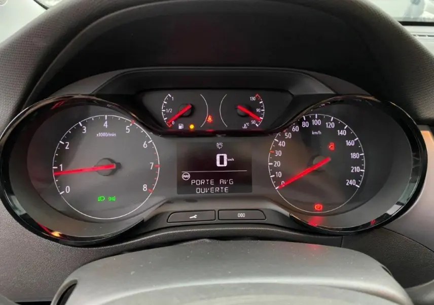 Vue rapprochée du tableau de bord numérique de l'Opel Crossland gris métallisé avec affichage digital et compte-tours analogiques.