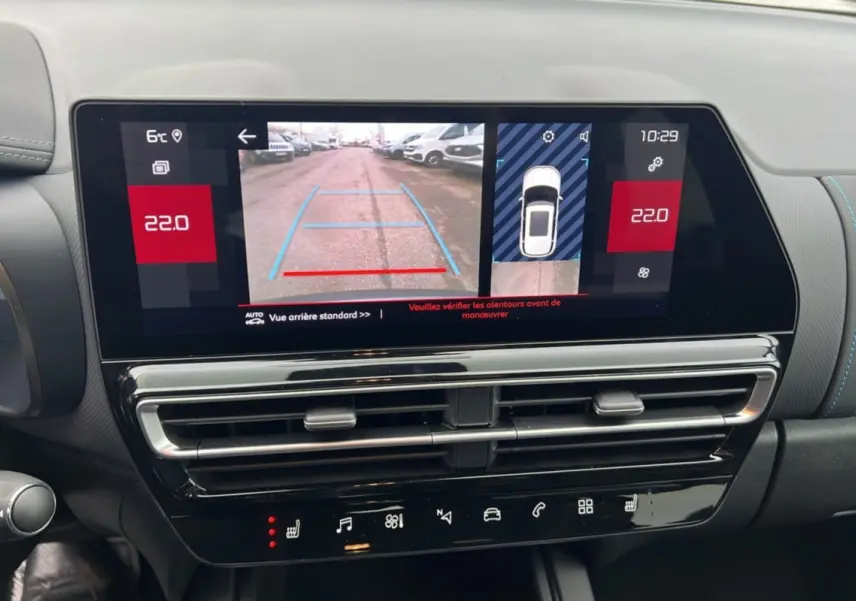 Vue intérieure du tableau de bord du Citroën C5 Aircross Hybrid 2025 avec écran tactile affichant la caméra de recul.