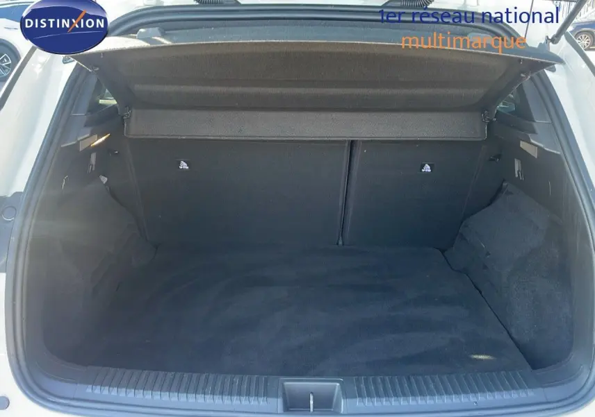 Coffre ouvert vu de l'arrière d'un Renault Austral blanc glacier, montrant un espace de chargement propre et spacieux.