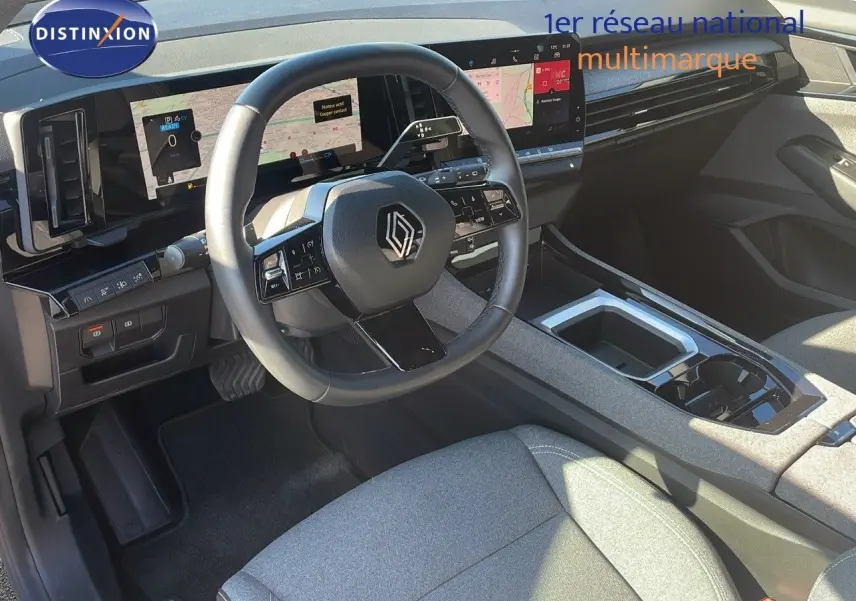 Intérieur du Renault Austral 2023 montrant le tableau de bord et le volant avec écran tactile panoramique.