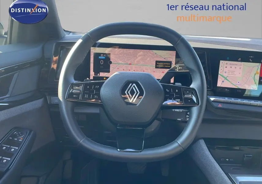 Vue intérieure centrée sur le volant noir du Renault Austral 1.2 E-Tech Hybrid 2023 avec écran tactile et navigation.