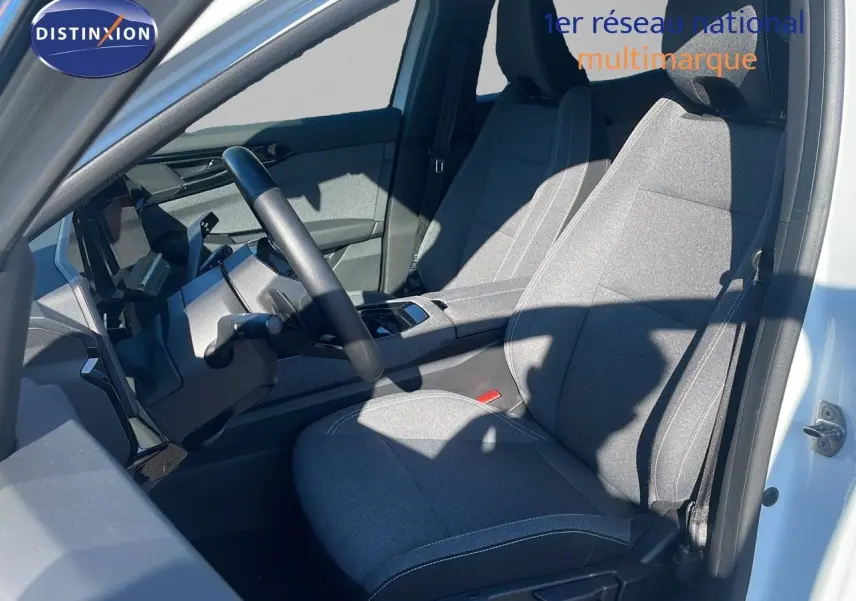 Intérieur côté conducteur du Renault Austral blanc glacier 2023, sièges tissu gris et tableau de bord moderne.