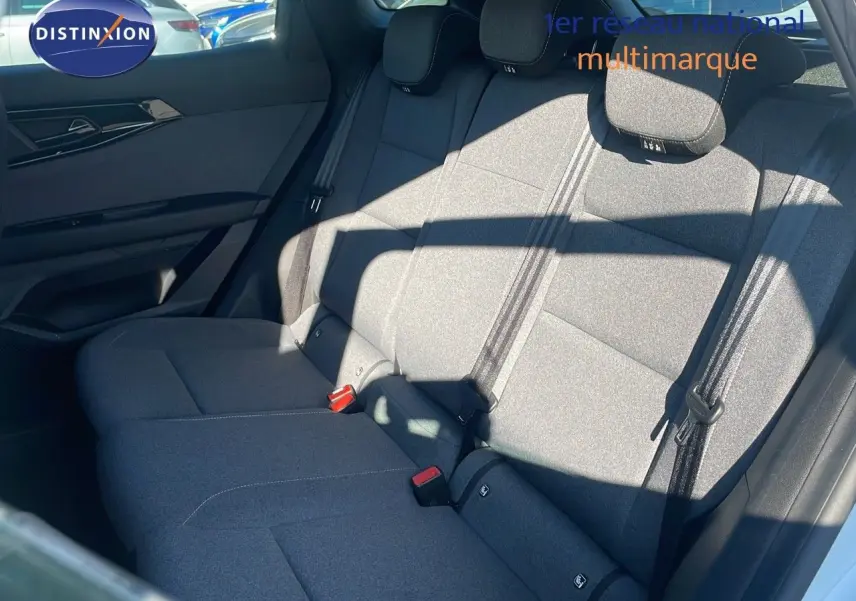 Banquette arrière en tissu gris clair du Renault Austral 2023, vue latérale droite avec ceintures de sécurité visibles.