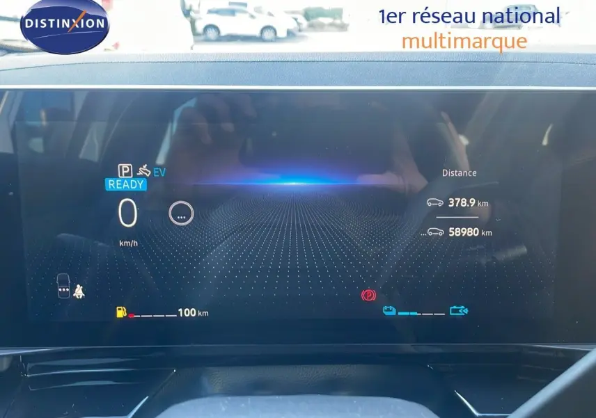 Affichage numérique du tableau de bord du Renault Austral hybride 2023 montrant vitesse à 0 km/h et autonomie restante.