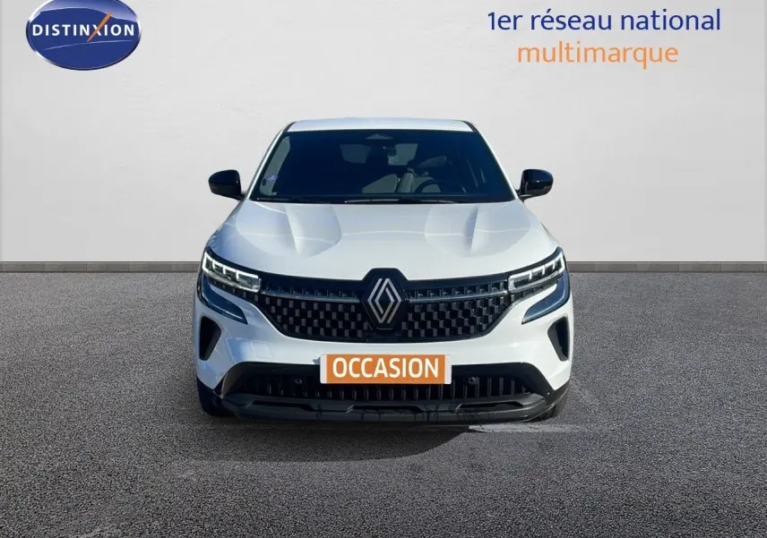 Vue frontale d'un Renault Austral blanc glacier 2023 avec calandre noire et phares LED distinctifs.