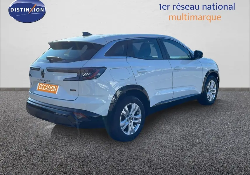 Vue 3/4 arrière droite d'un Renault Austral blanc glacier hybride essence 2023 avec jantes alliage et feux LED.