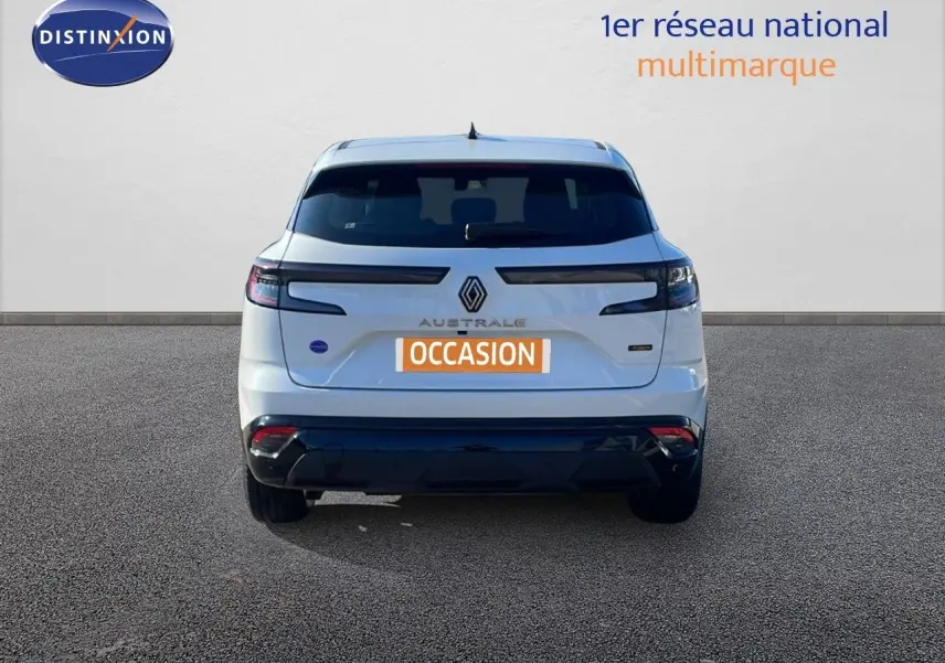 Vue arrière d'un Renault Austral blanc glacier 2023 avec feux LED et badge hybride visible sur un parking.