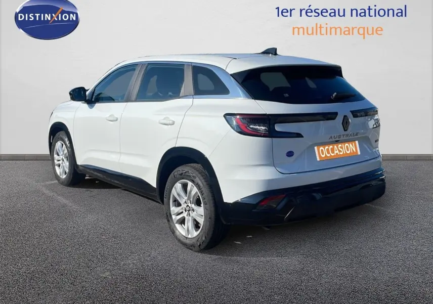 Renault Austral blanc glacier vu en 3/4 arrière droit, avec feux LED et toit noir contrasté.