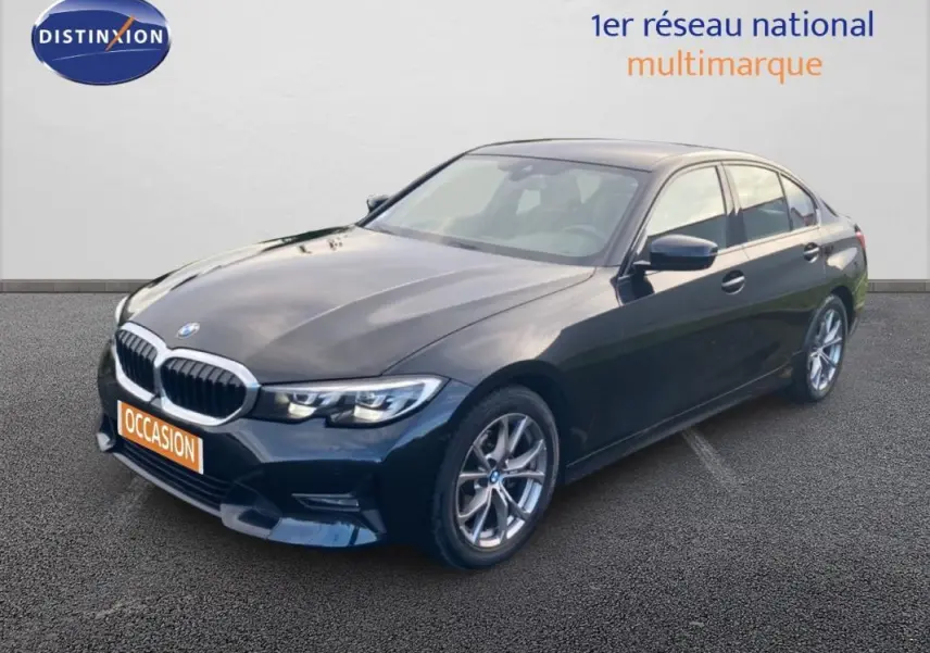 BMW Série 3 G20 318d noire vue en 3/4 avant droit, avec jantes alliage et calandre chromée visible.