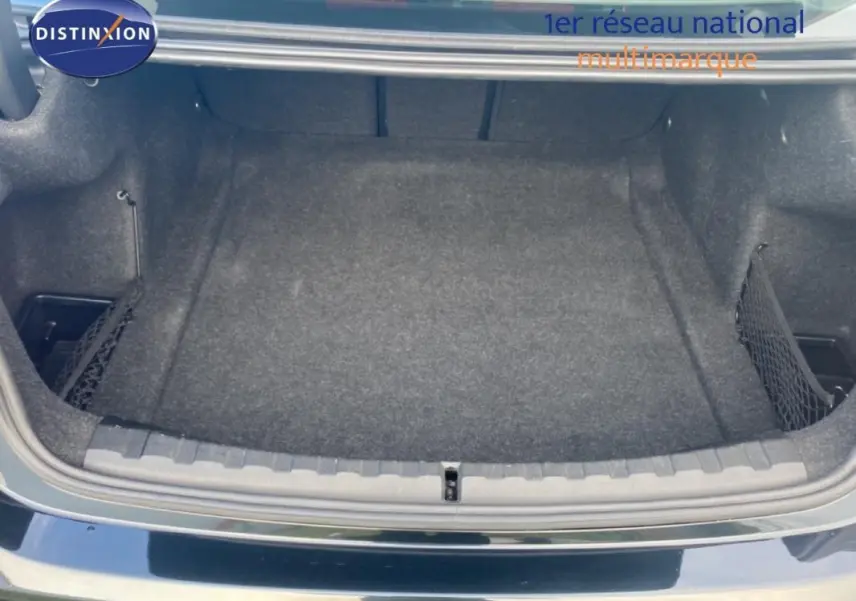 Coffre ouvert noir de BMW Série 3 G20 318d Edition Sport, vue plongeante sur l’espace de rangement vide.