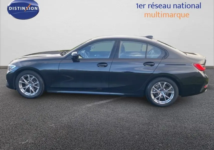 Profil côté gauche d'une BMW Série 3 G20 noire de 2019 avec jantes alliage 17 pouces sur fond neutre.