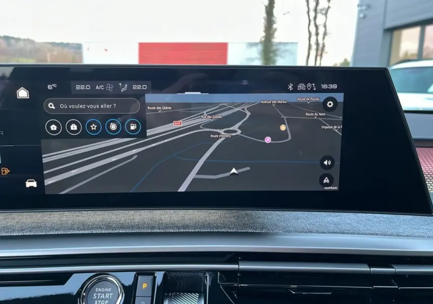 Écran tactile central du tableau de bord du Peugeot 5008 Hybrid 2025 affichant la navigation GPS.