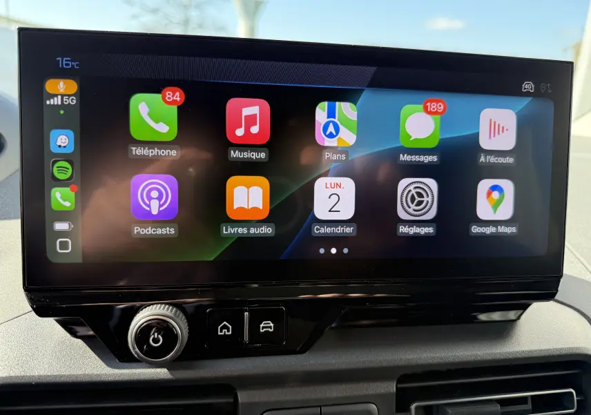 Écran tactile central du Peugeot Rifter Allure 2026 noir Perla Nera affichant les applications connectées.