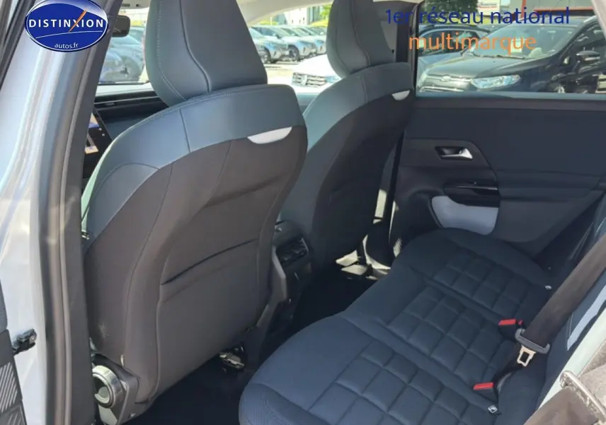 Vue arrière côté gauche de l'intérieur du Citroën C5 Aircross 2026 blanc/noir, montrant la banquette arrière et les dossiers avant.