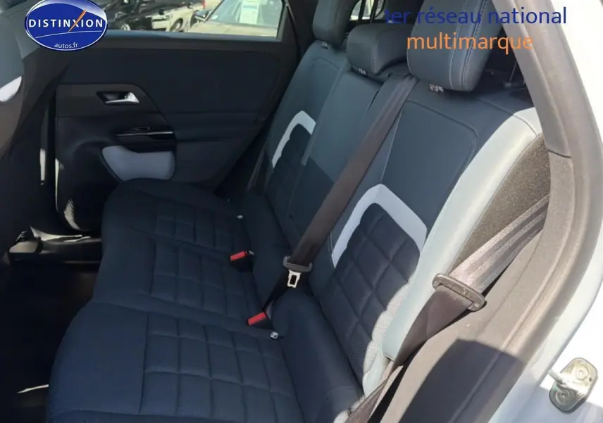 Vue intérieure côté droit sur la banquette arrière bi-ton bleu et gris du Citroën C5 Aircross blanc 2026.