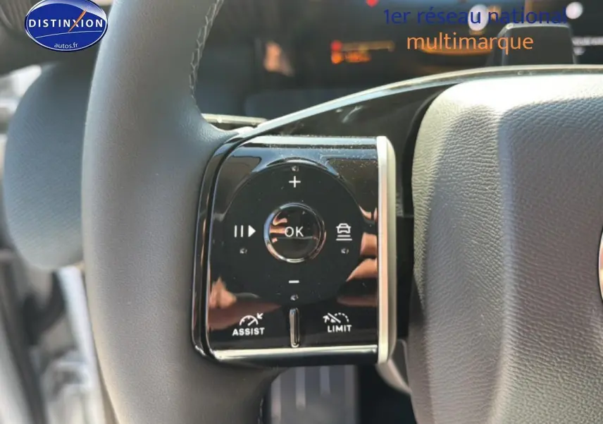 Gros plan sur les commandes au volant noir du Citroën C5 Aircross 2026 hybride, avec fonction assistée et limiteur.