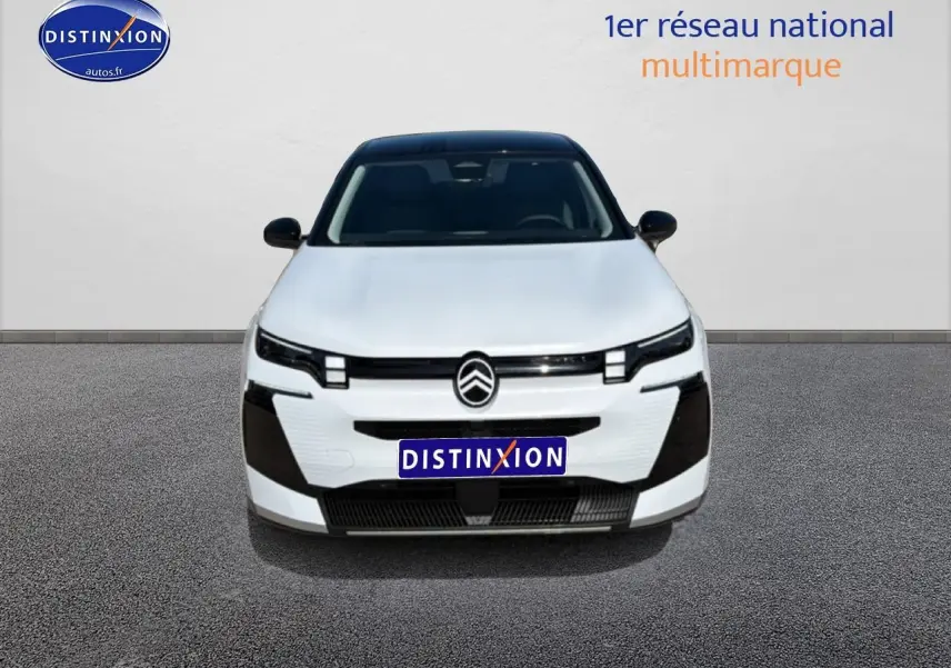 Vue frontale du Citroën C5 Aircross blanc à toit noir, mettant en valeur sa calandre moderne et ses phares LED distinctifs.